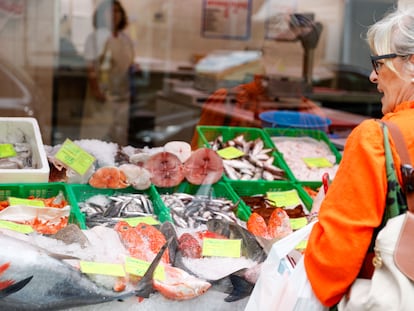 Una clienta contempla el género pescadería en Bilbao.