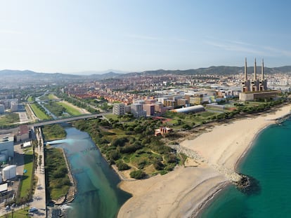 Imagen virtual de cómo será el entorno de las Tres Chimeneas: parque en primera línea y edificios de vivienda y actividad económica pegados a las vías del tren.