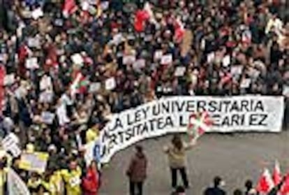 De "un lío con mucha gente por la calle y muy variada" ha calificado el presidente Aznar la multitudinaria manifestación contra la LOU.