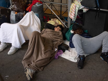 Migrantes venezolanos acampan afuera de un hotel del que fueron desalojados, el 30 de enero, en Nueva York.