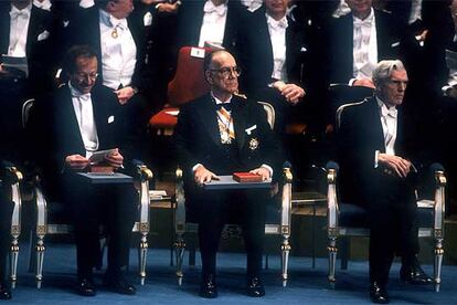 Entrega en Estocolmo del Premio Nobel de Literatura a Camilo José Cela, en el centro, en 1989.