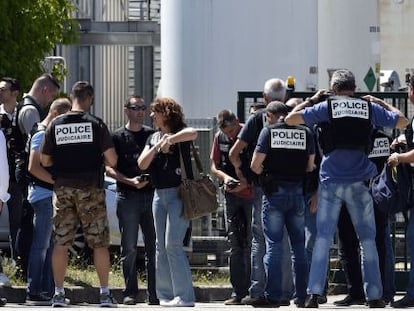 Despliegue policial a las puertas de la fábrica.