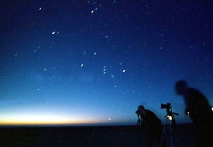 Observación de la lluvia de estrellas fugaces conocida como Perseidas o Lágrimas de San Lorenzo desce el desierto de Al Azraq ( Jordania).