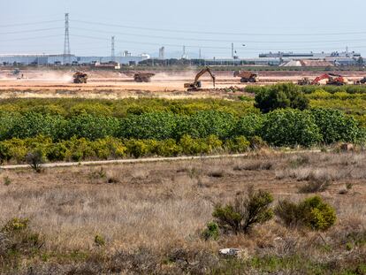 Obras en los terrenos donde Volkswagen instalará su gigafactoría de baterías para coches eléctricos en la población de Sagunto, en una imagen tomada el pasado mes.