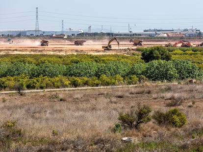 Obras en los terrenos donde Volkswagen instalará su gigafactoría de baterías para coches eléctricos en la población de Sagunto, en una imagen tomada el pasado mes.