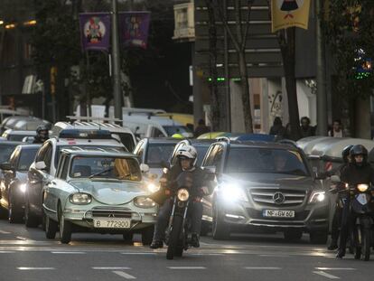 Vehículos en la calle Aragó de Barcelona.