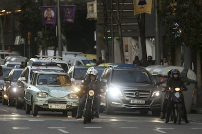 Vehículos en la calle Aragó de Barcelona.