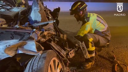 Un bombero, junto a uno de los dos coches que han chocado en la M-40.