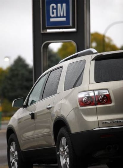 Un logo de General Motors cuelga sobre un modelo Acadia, aún no vendido.