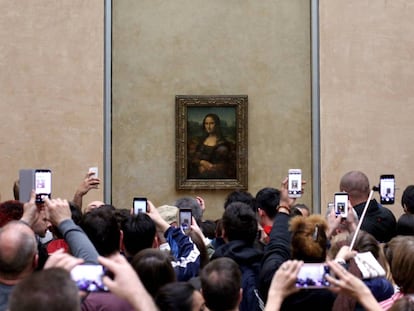Visitantes del Museo de Louvre, en París, fotografían 'La Gioconda' con sus móviles.
