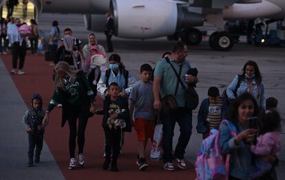 Un avión del gobierno llega a Sofía, tras ser evacuado de Beirut, en el aeropuerto de Bulgaria, el 30 de septiembre de 2024. Unos 89 búlgaros evacuados de Beirut, Líbano, llegaron a Sofía después de que Israel lanzara ataques militares contra objetivos de Hezbolá .