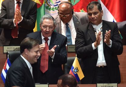 Castro e Correa aplaudem o presidente panamenho, Juan Carlos Varela, anfitrião do encontro.