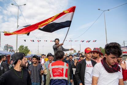 Un estudiante ondea la bandera nacional durante las manifestaciones en la ciudad sureña de Basora (Irak), en las que se ha llamado a impedir que Irak se convierta en un campo de batalla en el conflicto entre Irán y EE UU.