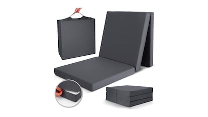 Colchón plegable sobre fondo blanco.