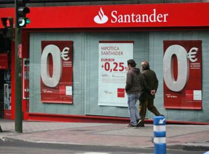Oferta hipotecaria en una sucursal del Santander.