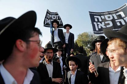 Judíos ultraortodoxo se manifiestan contra el reclutamiento militar frente al parlamento israelí en Jerusalén.
