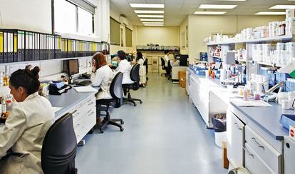 Departamento técnico de Natura Bissé, donde un equipo de químicos desarrolla las fórmulas de los productos.
