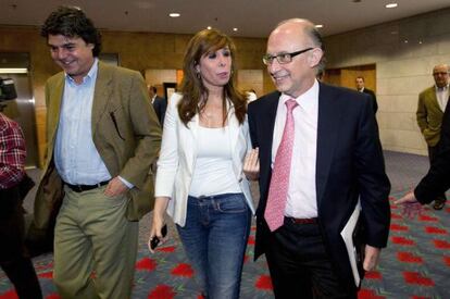 Montoro, junto a Alicia Sánchez-Camacho y Jorge Moragas, en el hotel donde se ha reunido la junta directiva del PP.