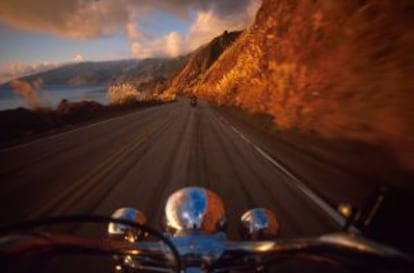 En moto por la Pacific Coast Highway, a la altura del cabo San Martin, en California.