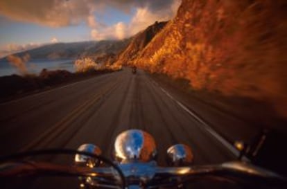 En moto por la Pacific Coast Highway, a la altura del cabo San Martin, en California.