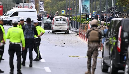 El vehículo utilizado para el ataque en la sede del Ministerio del Interior de Turquía, en Ankara, este  domingo.