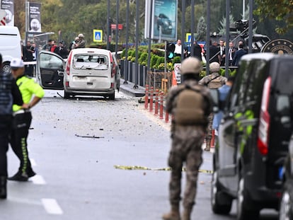 El vehículo utilizado para el ataque en la sede del Ministerio del Interior de Turquía, en Ankara, este  domingo.