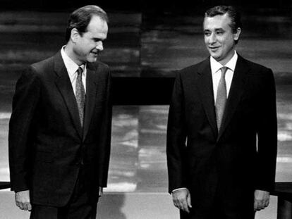 Manuel Chaves y Javier Arenas, antes de comenzar el debate en televisión de 1994.