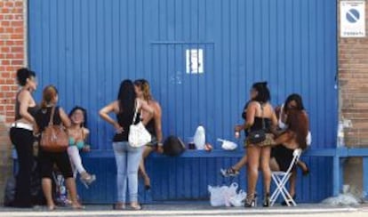 Un grupo de mujeres dedicadas a la prostituci&oacute;n en la Colonia Marconi, en Villaverde.