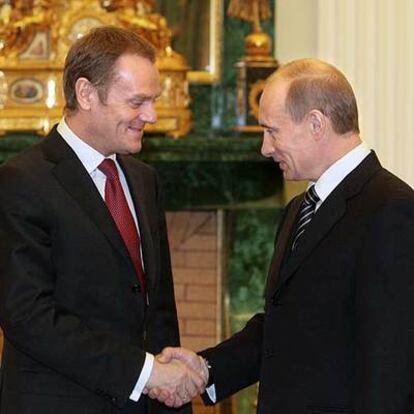 El primer ministro polaco, Donald Tusk (izquierda), saluda a Vladímir Putin en Moscú, el pasado febrero.