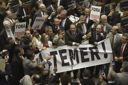 O início da sessão plenária foi marcado por protestos de deputados da oposição, que levantaram cartazes com a frase 'Fora Temer'. A expectativa do Planalto, no entanto, sempre foi otimista, já que a base aliada é maioria.