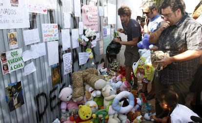 Concentración, el pasado viernes, a las puertas de la finca Las Quemadillas en recuerdo de Ruth y José