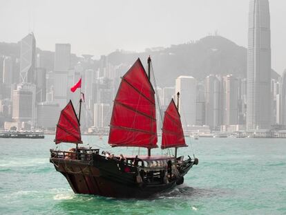 Barco tradicional surca la bahía de Hong Kong.