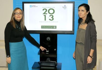 La conselleira de Facenda, Elena Mu&ntilde;oz, junto a la presidenta del Parlamento, Pilar Rojo 