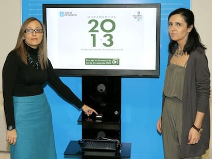 La conselleira de Facenda, Elena Muñoz, junto a la presidenta del Parlamento, Pilar Rojo