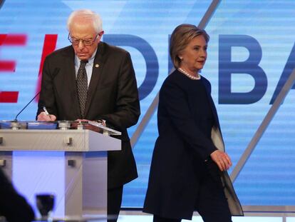 Bernie Sanders e Hillary Clinton durante o debate.