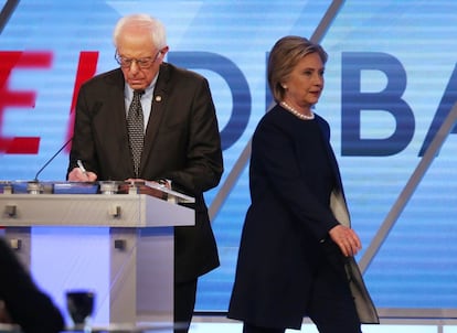 Bernie Sanders e Hillary Clinton durante o debate.