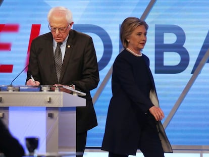 Bernie Sanders y Hillary Clinton durante el debate.