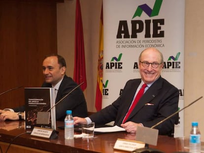 El presidente del Círculo de Empresarios, John de Zulueta (centro), el director general de Boston Consulting Group para España y Portugal, Rafael Rilo (i), y el secretario de la Junta Directiva de APIE, Jorge Zuloaga (d).