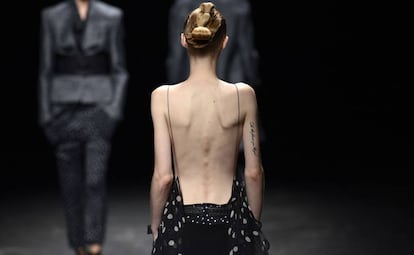 Una modelo en un desfile de Haider Ackermann en Par&iacute;s en 2012.