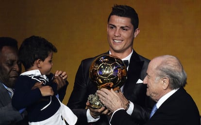Ronaldo entre Blatter, su hijo y Pelé