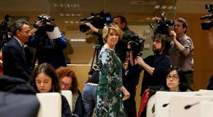 Esperanza Aguirre asiste a la rueda de prensa de Purificación Causapié (PSOE) y la Alcaldesa Manuela Carmena durante el pleno del Ayuntamiento de Madrid para informar sobre la creación de una oficina municipal contra la corrupción, el 29 de marzo de 2016.