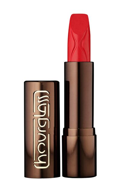 Un discreto maquillaje con un nica nota de color, el rojo de los labios. Esta barra de labios es de Hourglass y se vende exclusivamente en Liberty. Precio: 26 euros aproximadamente.?