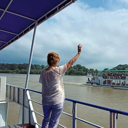 Maria Grapini, ministra de Turismo, saluda desde un barco en el delta del Danubio.