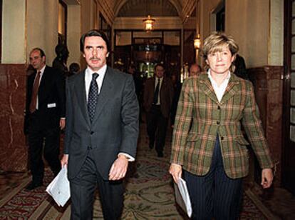 José María Aznar y la ministra de Educación, Pilar del Castillo, en el Congreso de los Diputados.