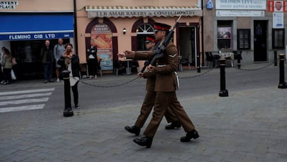 Soldados durante troca da guarda em Gibraltar, na quarta-feira.