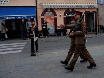 Soldados durante troca da guarda em Gibraltar, na quarta-feira.