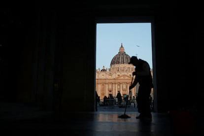 Una persona limpia el suelo cerca de la Plaza de San Pedro, tras la muerte del papa Francisco, visto desde Roma, el martes.