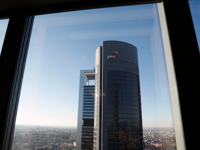 Logos de Price Waterhouse Coopers y CEPSA. Torres Cepsa y PwC paseo de la Castellana.