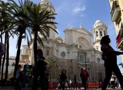 Fachada de la catedral de Cádiz, el pasado miércoles antes de las salidas de las procesiones.