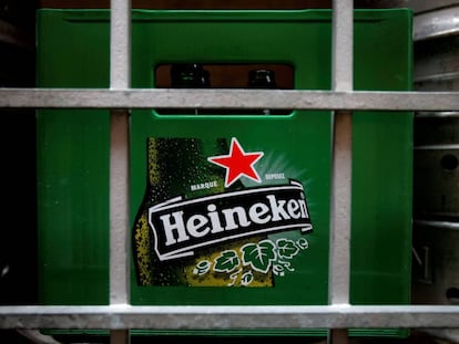 Um recipiente de garrafas de cerveja Heineken em um restaurante de Singapura.